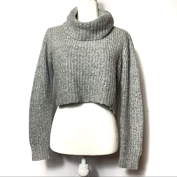 Forever 21 Sweaters - 🍀3/$10 FOREVER21 Mock-Neck Solid Crop Sweater